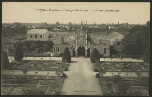 Le collège Richelieu devenu le grand séminaire : la cour d'honneur (vues 1-2), la chapelle (vue 3).